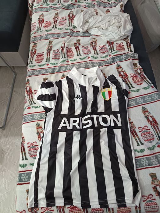 Тениска на Ювентус от 1984-1985 сезон не обличана