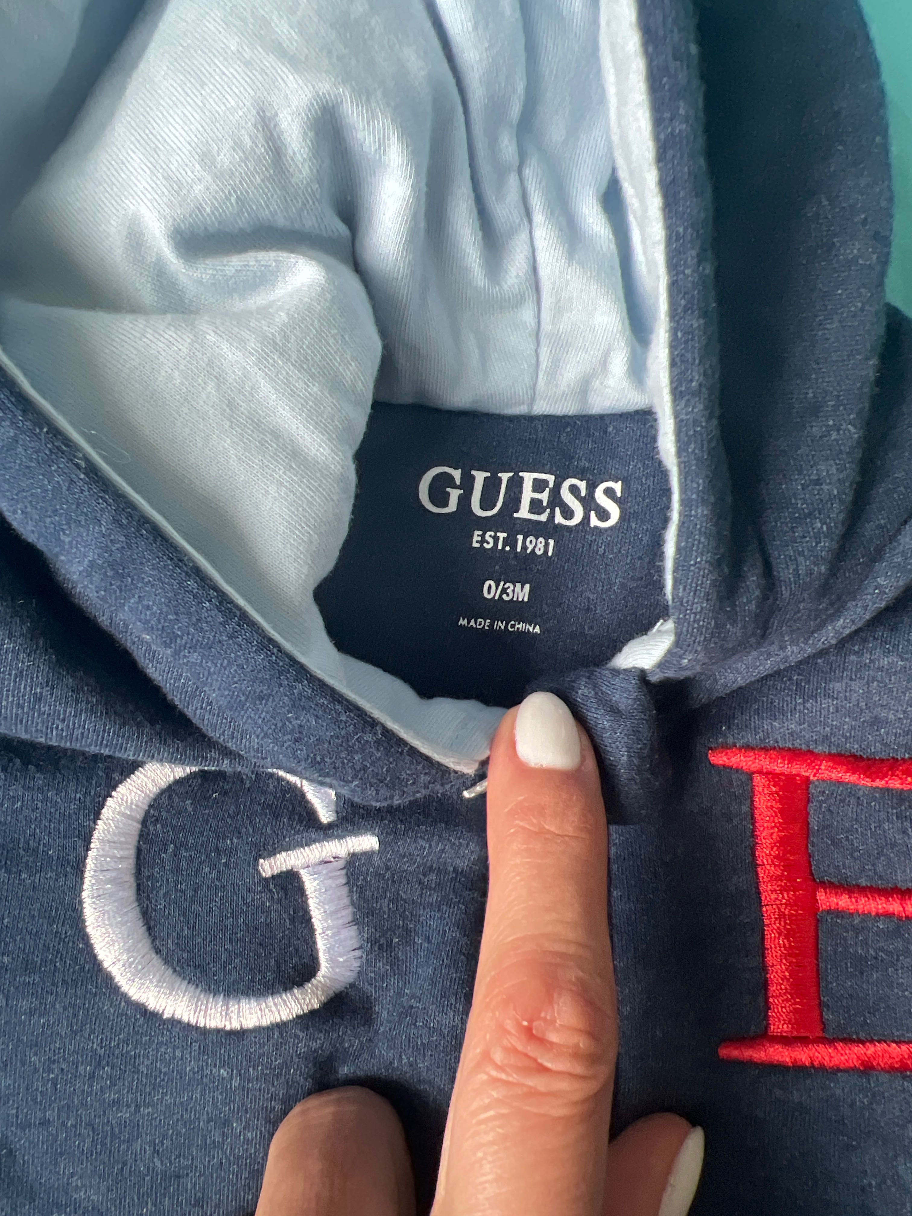 Guess- Детски гащеризон
56-62 СМ
Размерът на етикета е 0-3 m.