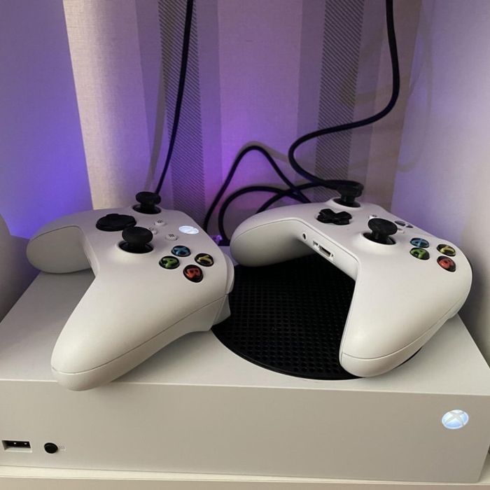 Xbox series s 512 гб +2 джойстика