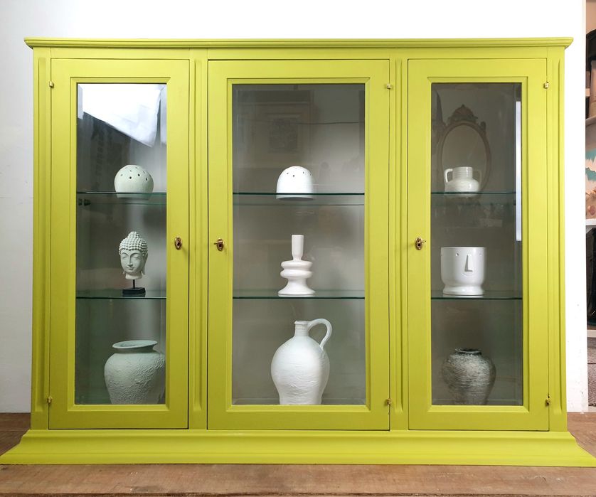 Vitrina din lemn masiv cu rafturi din sticla