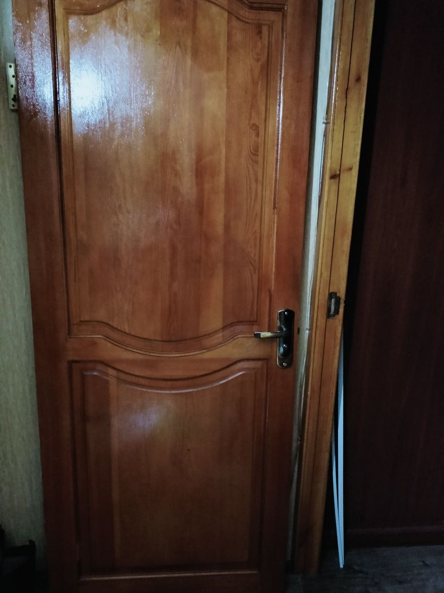 Продам деревянную межкомнатную дверь
