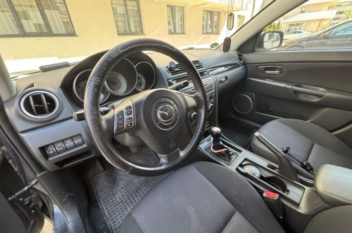 Mazda 3.    2006