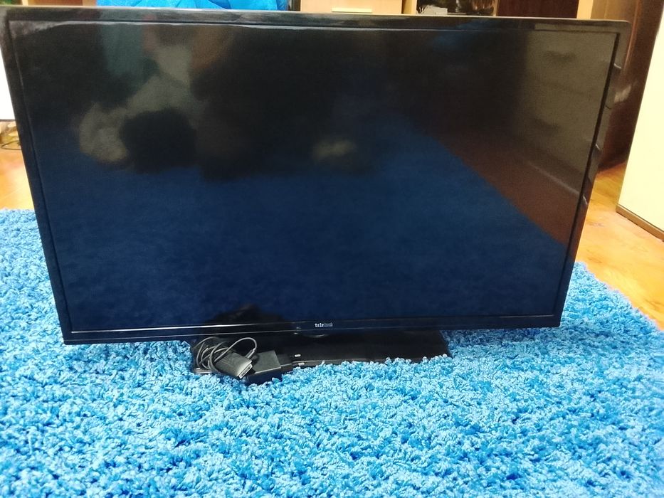 Televizor led cu telecimanda