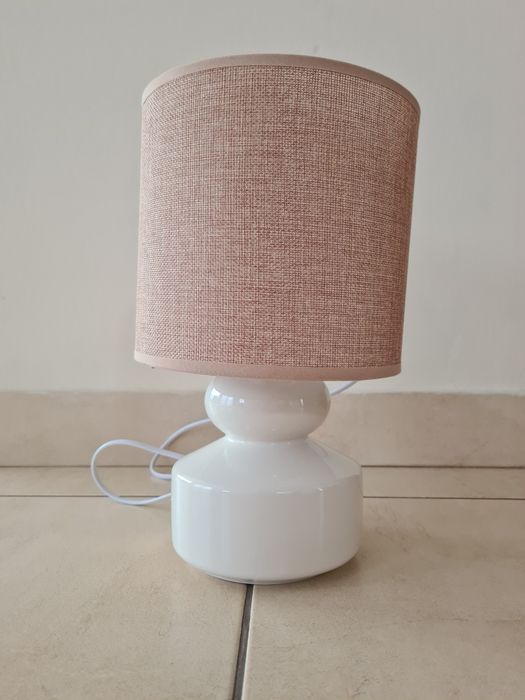 Lustră cu abajur – Eleganță și căldură pentru casa ta!