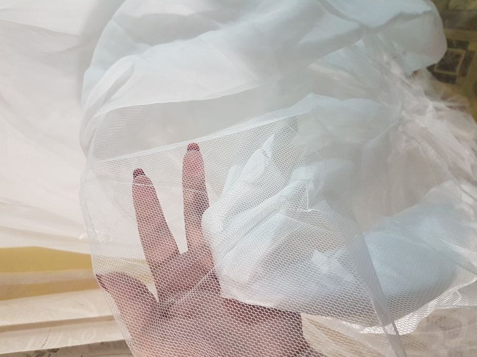 Vand rochie de mireasă si voal