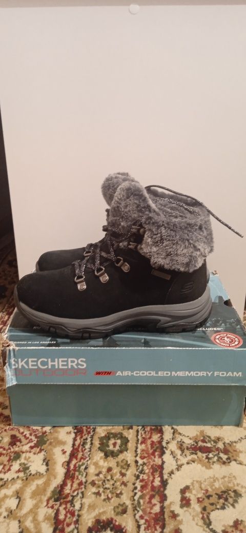 Продам зимние сапожки skechers