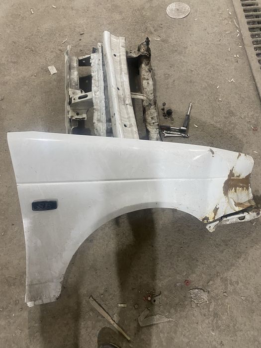 Продам капот и крыло от приоры оригинал