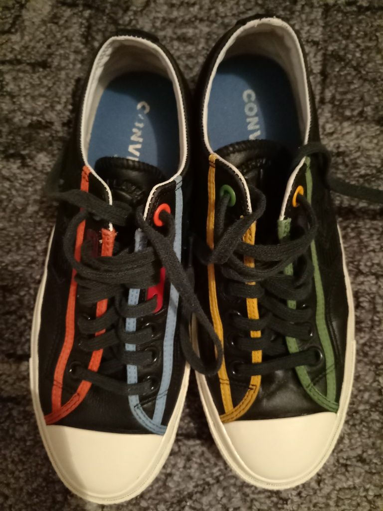 Teniși Converse  in 2 culori din piele naturală originali.