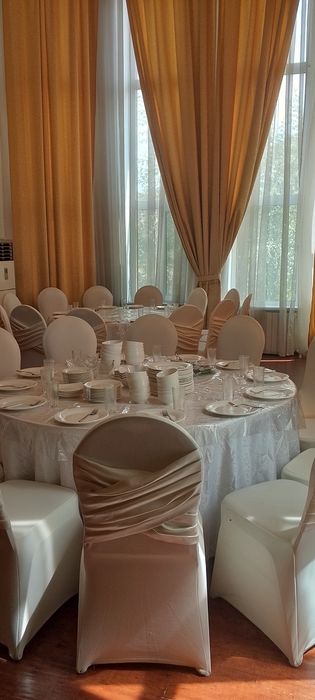 Продаю скатерти большие белые водоотталкивающие,банкетные круглые 10 ш