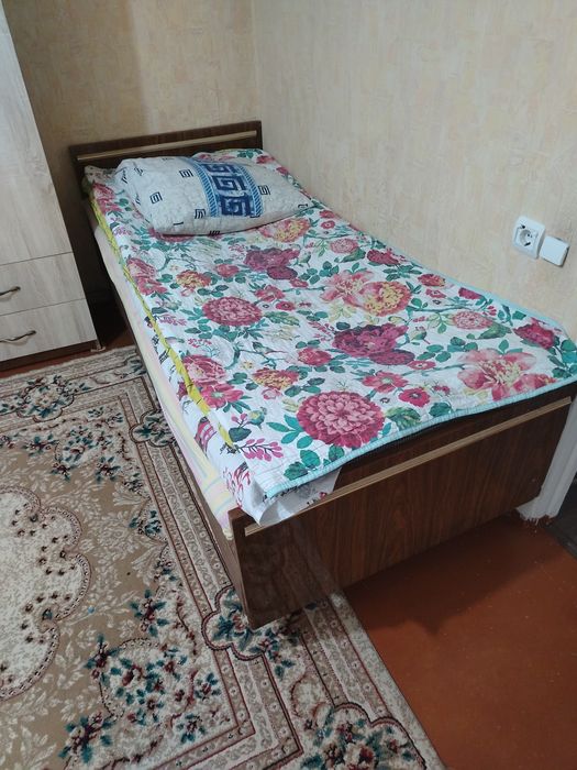 Продаётся кровать с матрасом
