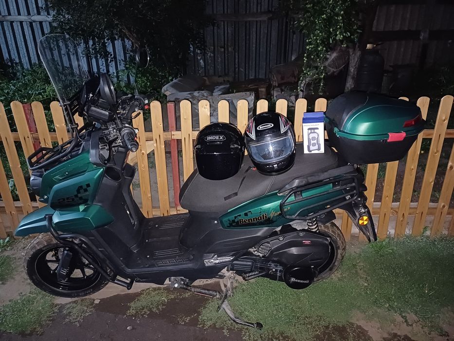 Продам скутер Bennali 200