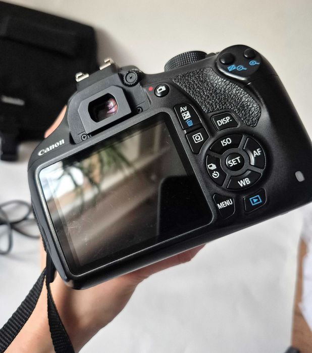 Canon 1200D + accesorii: (obiectiv 18-55mm si gentuta)