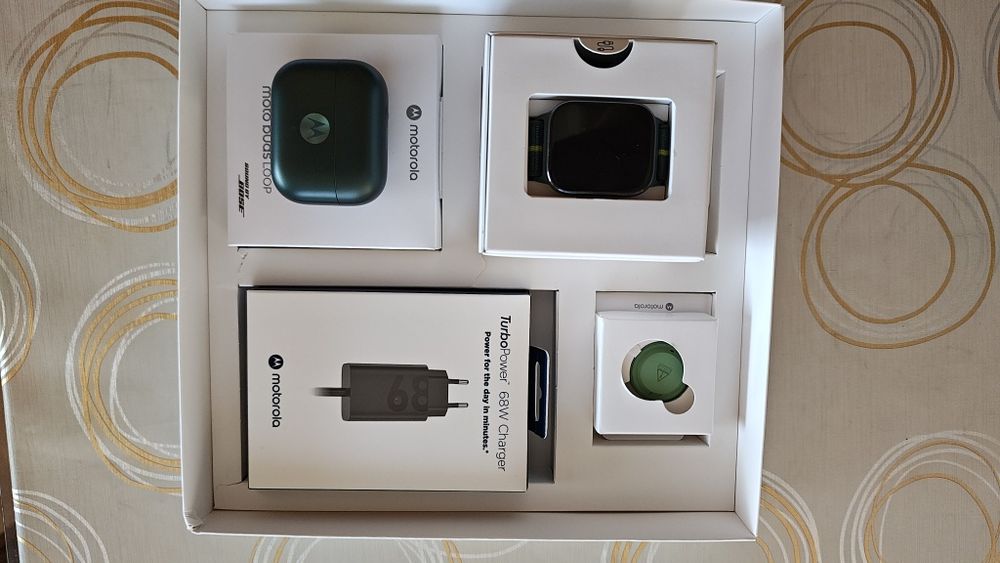 Vând Motorola edge 70 nou + pachet accesorii