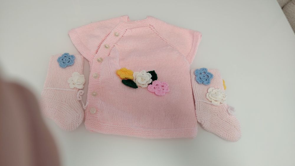 Нов пуловер и терлички 6+ месеца