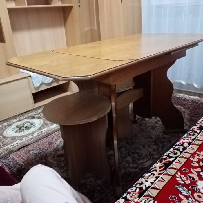 Masă de lemn cu două scaune bonus.