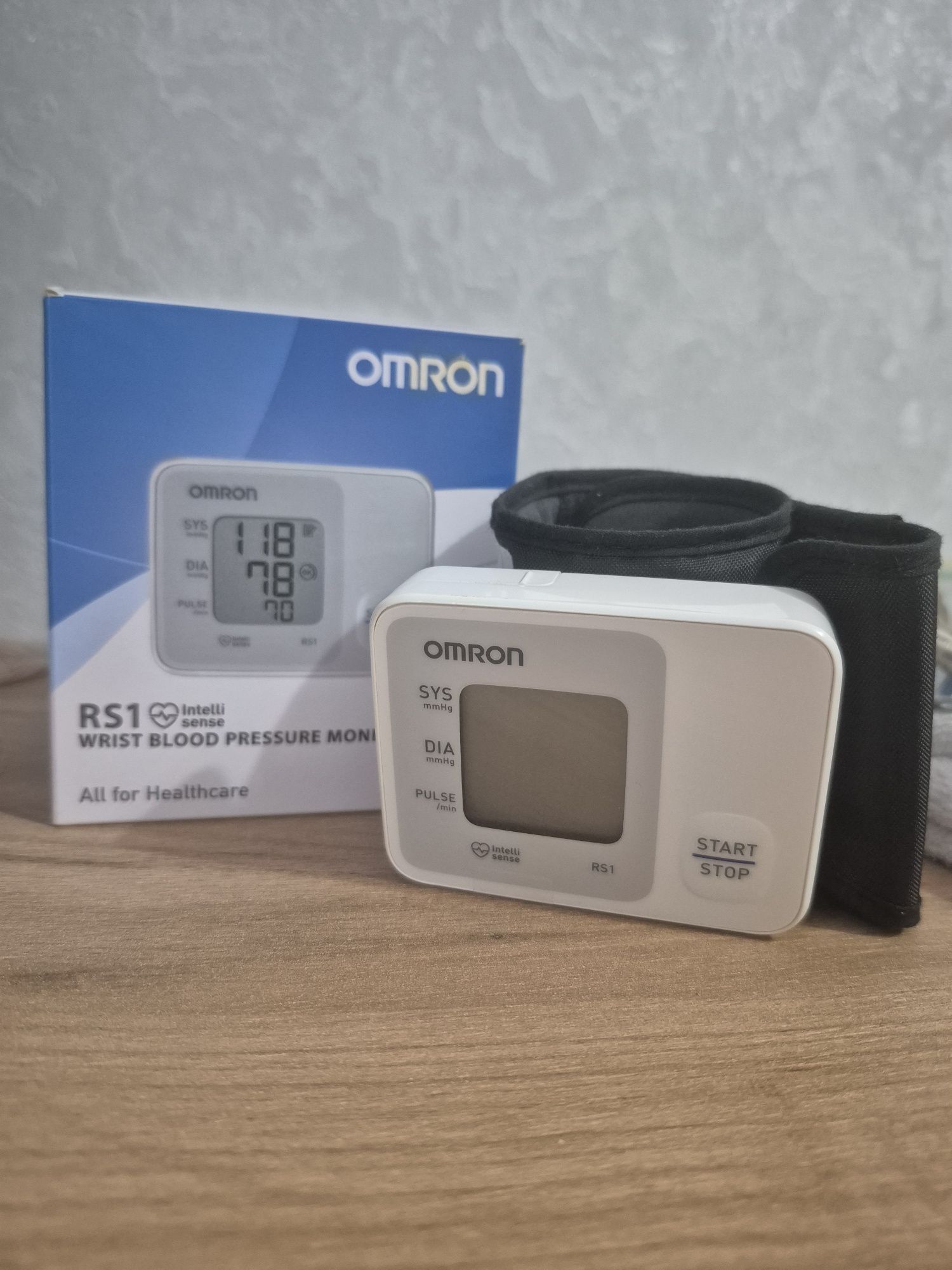Тонометр Omron на запястье RS1