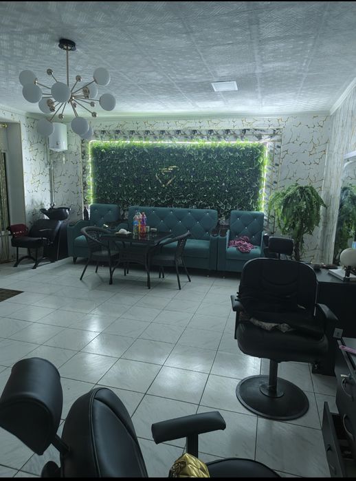 Гузаллик салони учун ойна, тумба, кресла, ва диван кресла сотилди