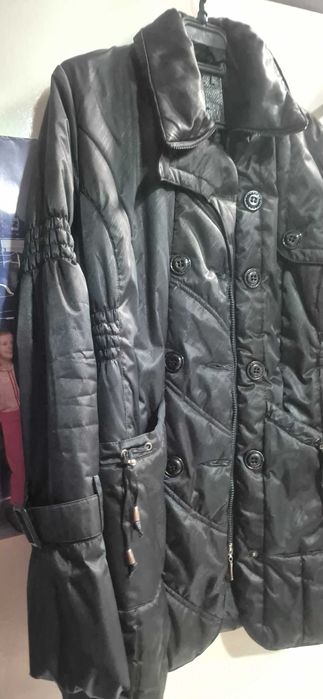 Продавам дамски черни палта.