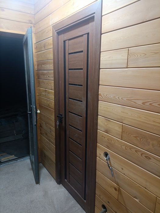 Установка межкомнатных дверей и плинтусов