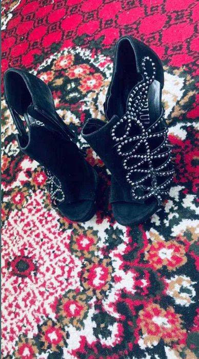 Женские босоножки