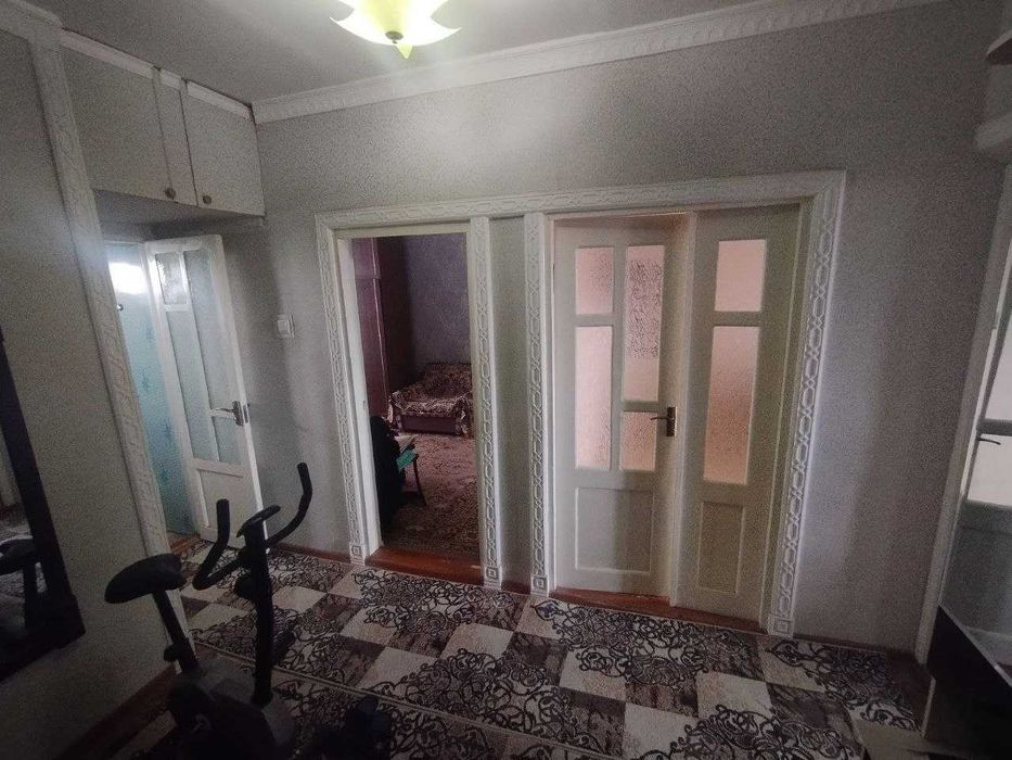 Срочно 4 хонали кирпичный  квартира жихозлари билан  сотилади  5 микрн