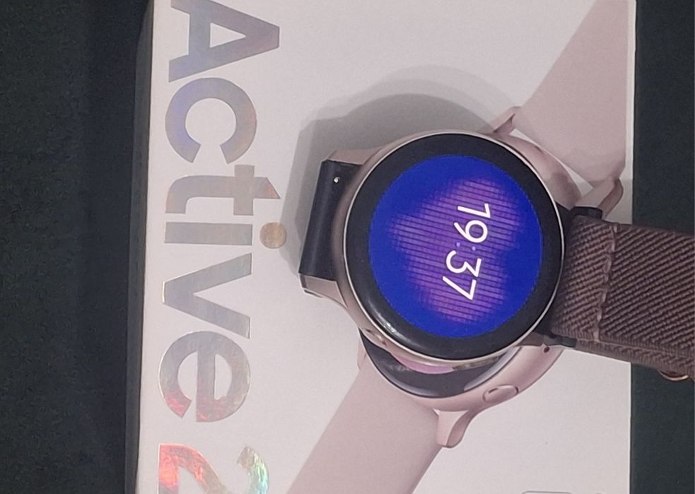 Smartwatch Samsung Activ 2 cu 4 curele de schimb in stare foarte bună.