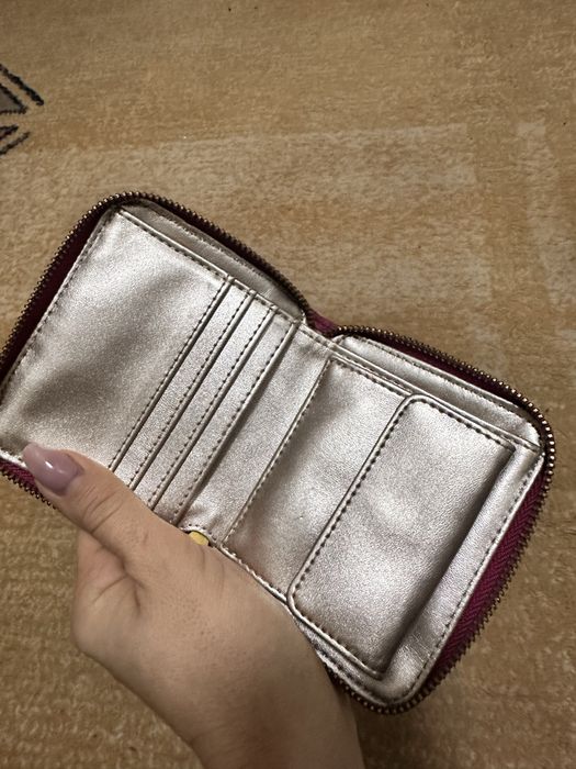 Дамско розово малко портмоне Guess