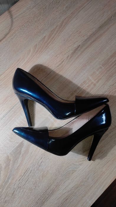 Продам женскую обувь 38-39 размер. Новая Next. Натуральная кожа