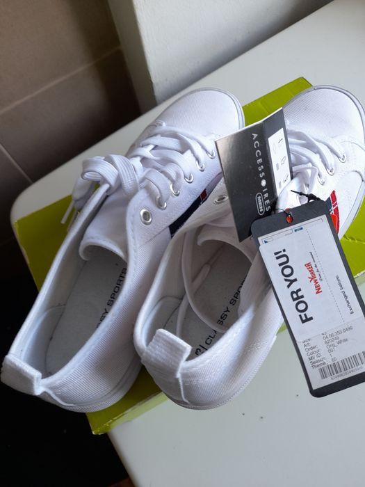 Pantofi sport noi cu eticheta