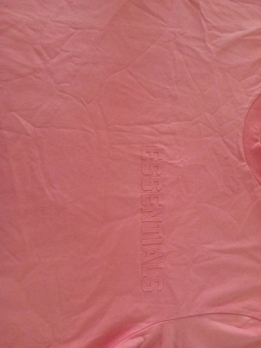 Продавам T-shirt Essentials coral red