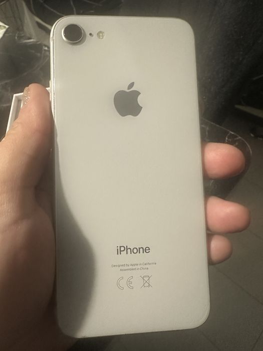Предлагам iphone 8