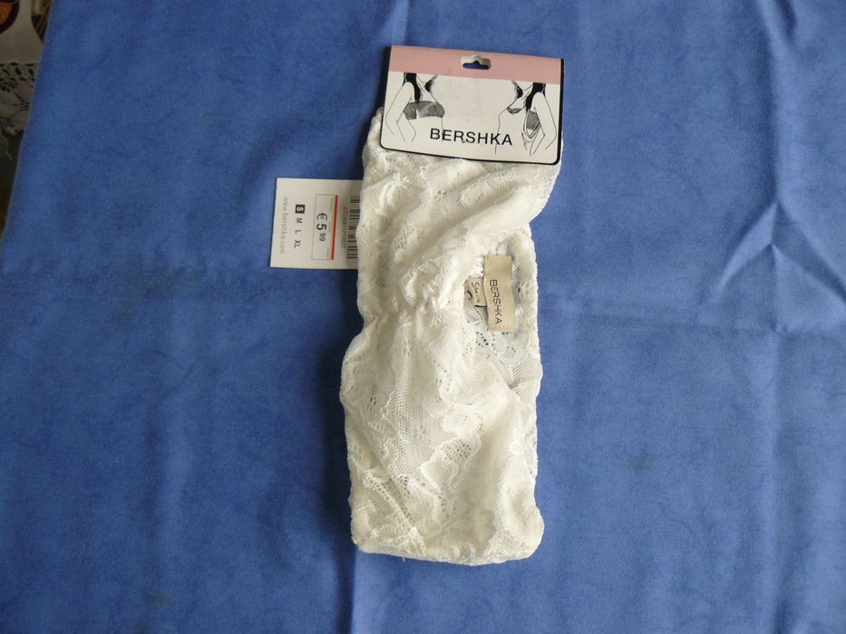 Bustiera BERSHKA Noua,Marime S,Culoare Alb spre crem