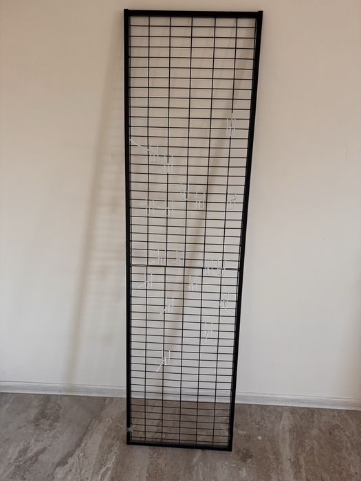 Стенен стелаж с кукички