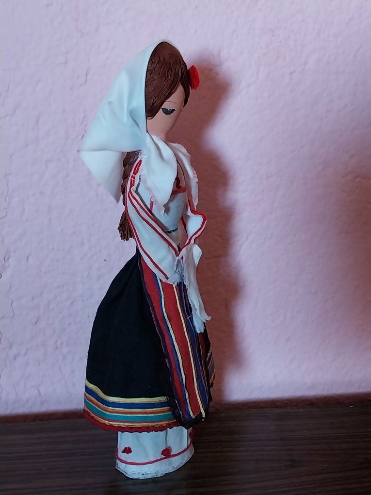 Дървена кукла с българска носия