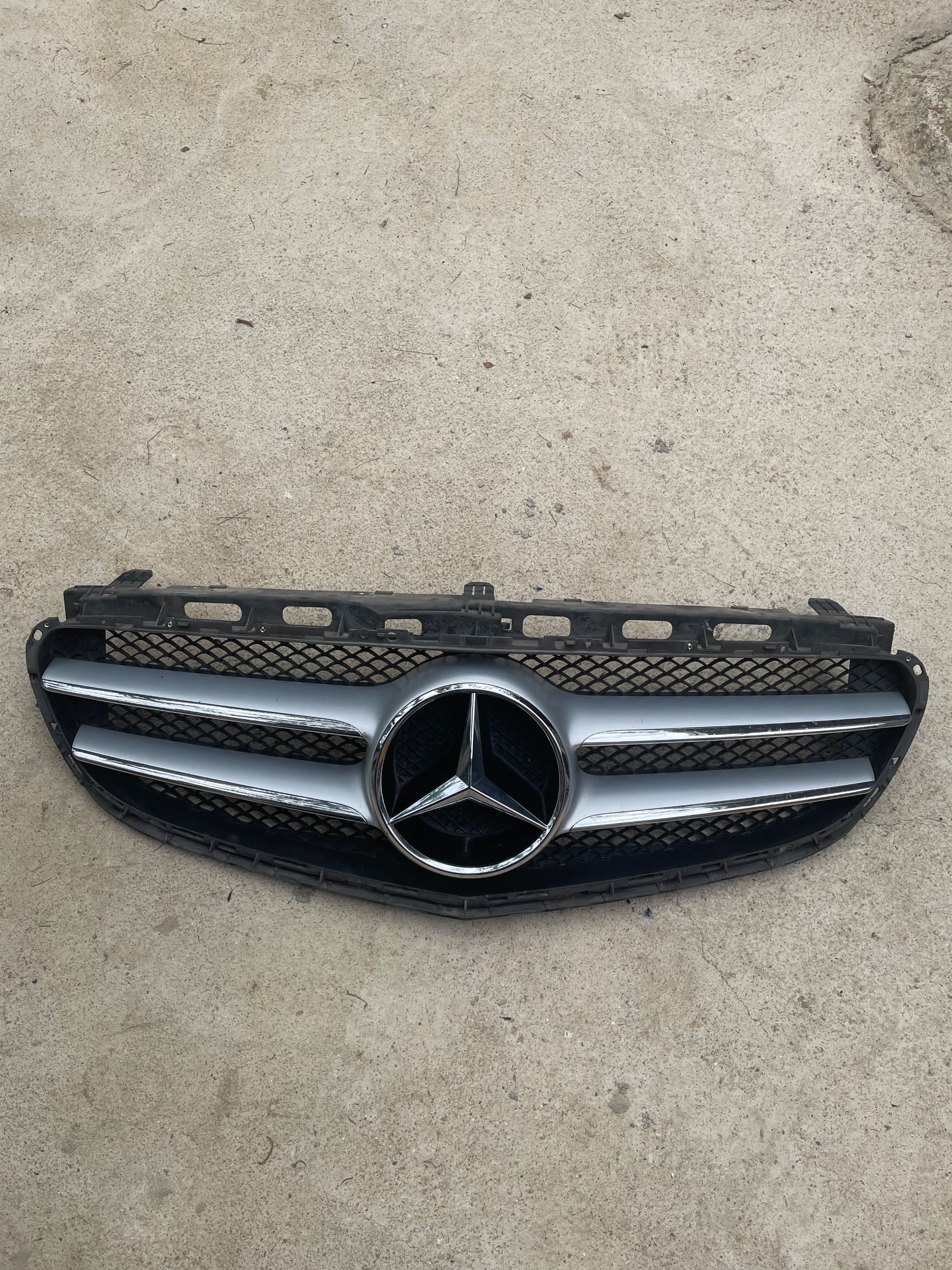 Фейсова решетка със емблема за Mercedes W212