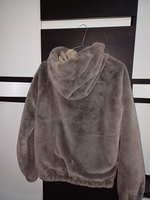 Jacheta blanita ,aproape noua,purtata de 2 ori