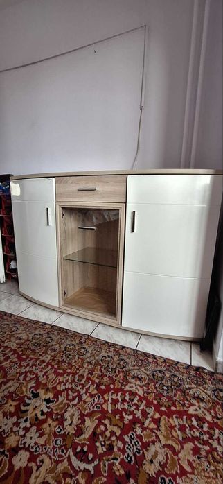 Кухненски шкаф с витрина