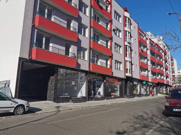 Дава се под наем Магазин в Айтос - 40 кв.м за 280.5 € - Снимка #1