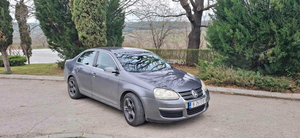 Продавам лек автомобил