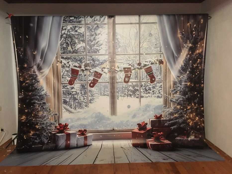 Коледен фон декор - Прозорец със завеси