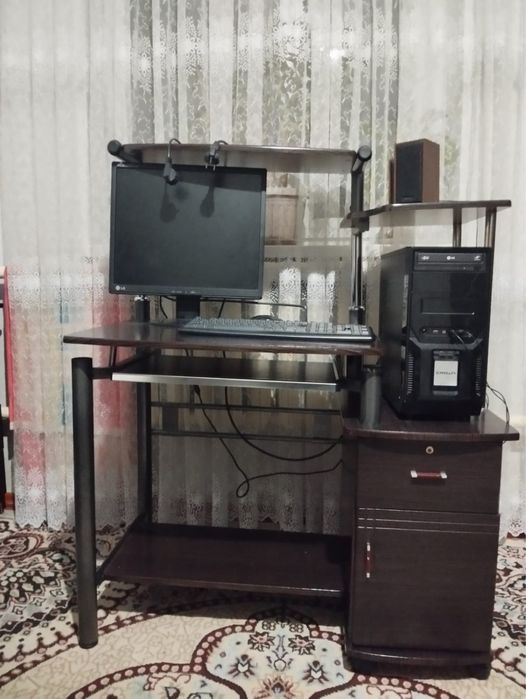 Компьютер с компьютерным столом