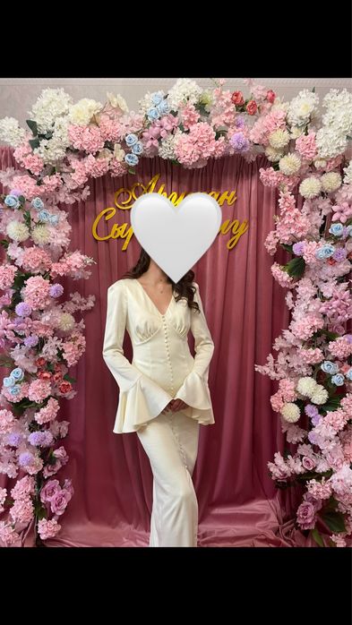 Платье из атласа молочного цвета