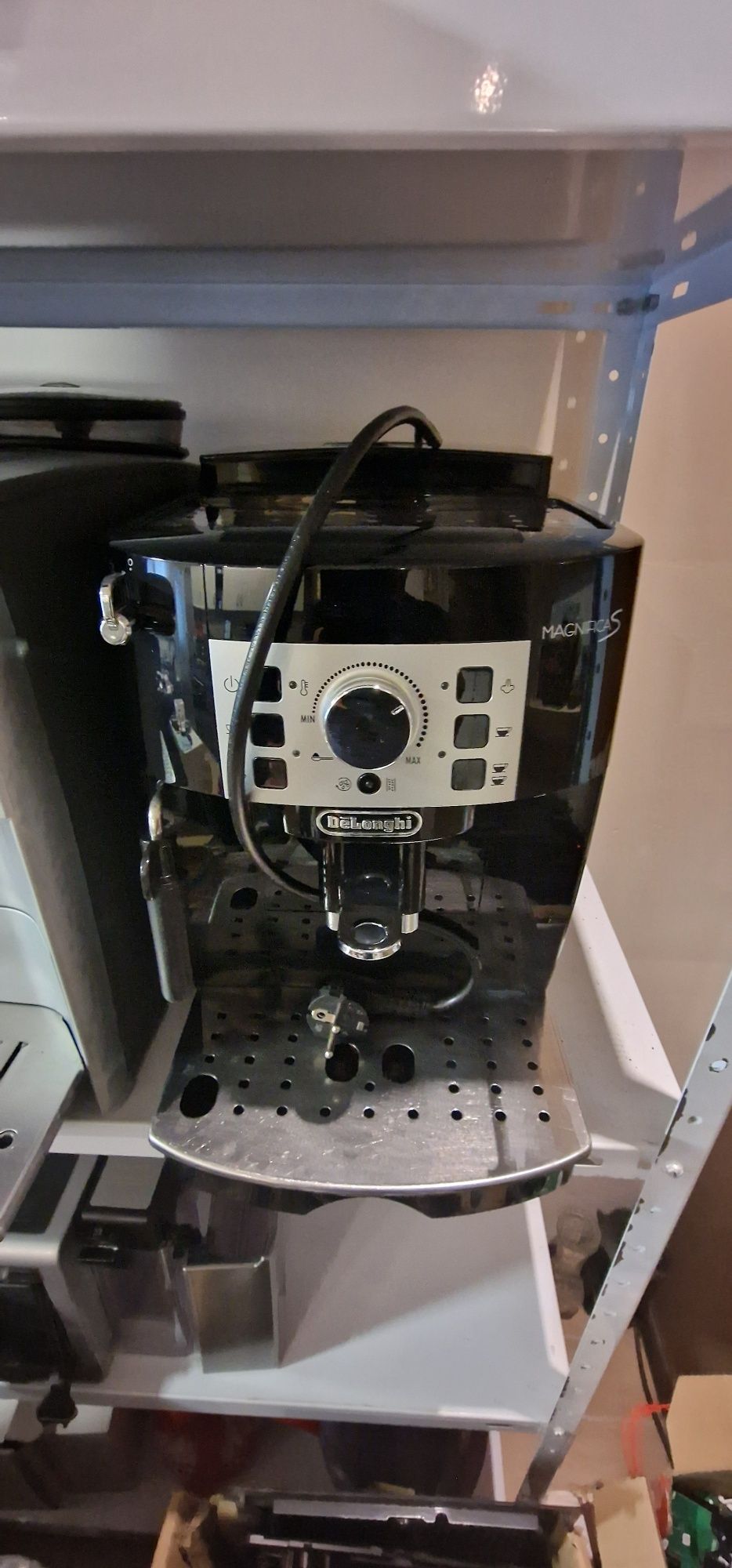 Продавам кафемашина Delonghi magnifica S