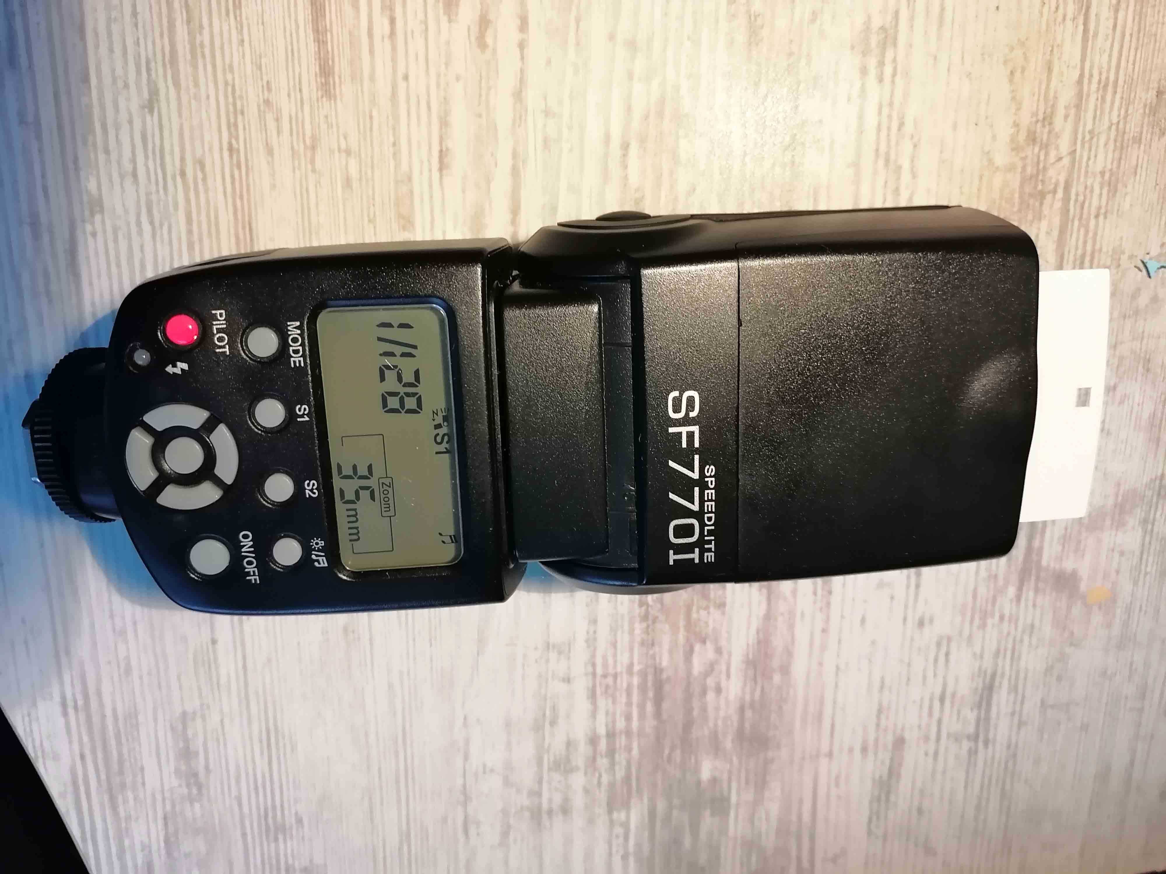 Продавам универсална фотосветкавица -SF 770 I