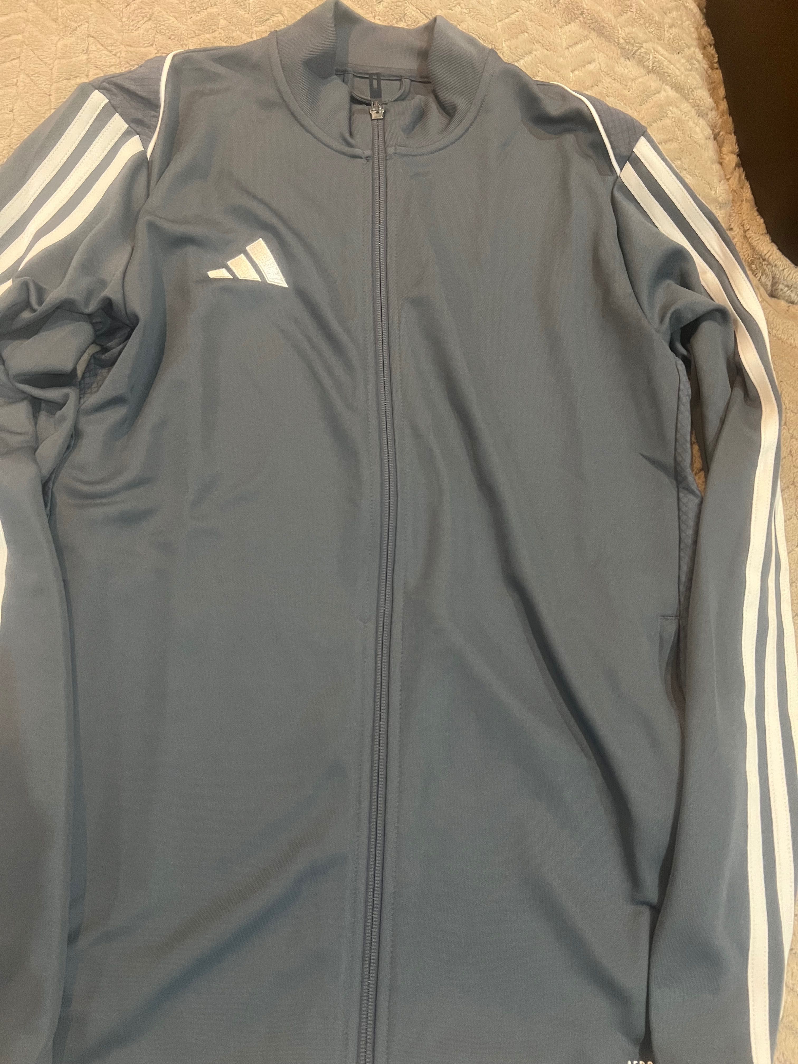 Чисто Нов екип на adidas , размер S