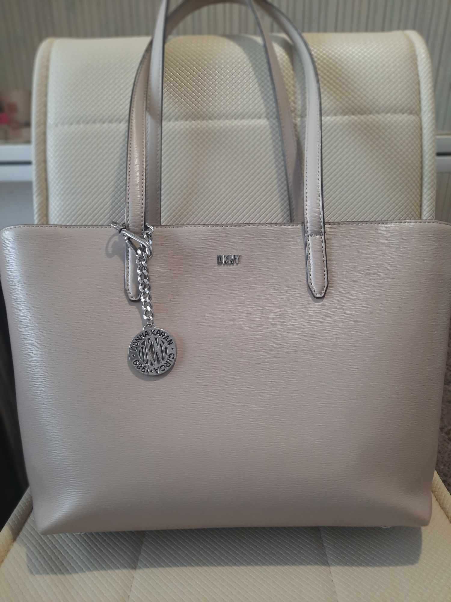 Продавам Оригинална дамска чанта DONNA KAREN,  цената е 120,00 лв