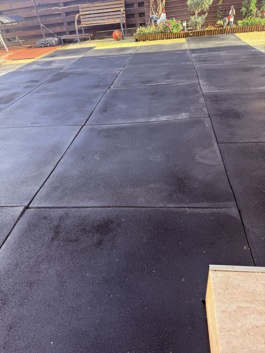 Tartan negru folosit in sala de fitness