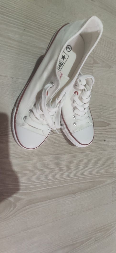 Vand tenis noi ,comozi