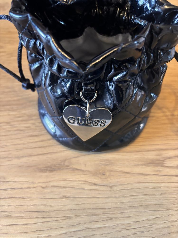 Продавам часовник-гривна Guess