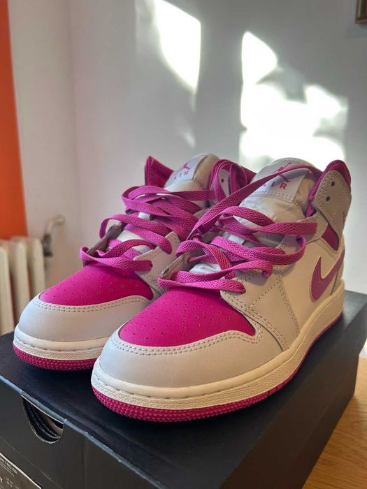 Нови детско-юношески маратонки Nike Air Jordan 1 Mid GS - 38 номер